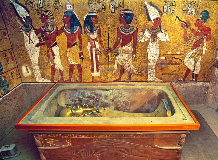 egypt-valley-of-the-kings-exploring-visitors-guide-tomb-of-tutankhamun-sarcophagus